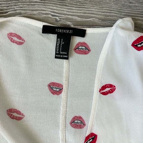 Lip print wrap dress - Picture 2 of 12